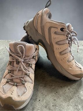 Columbia Women's 8.5 S8 hiking shoe.